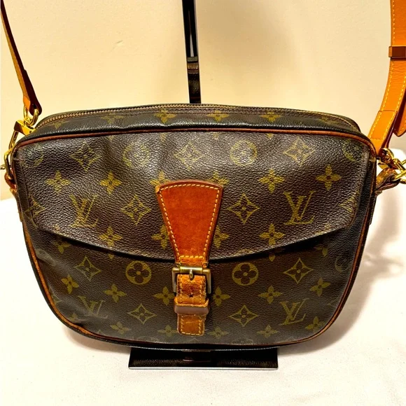 LV MONO CROSSBODY IN GOOD CONDITION used but lovely bag - Picture 1 of 13